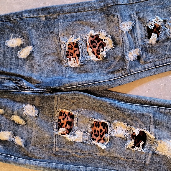 New in package, Leopard Print Destroyed Patch Jeans - Picture 3 of 11